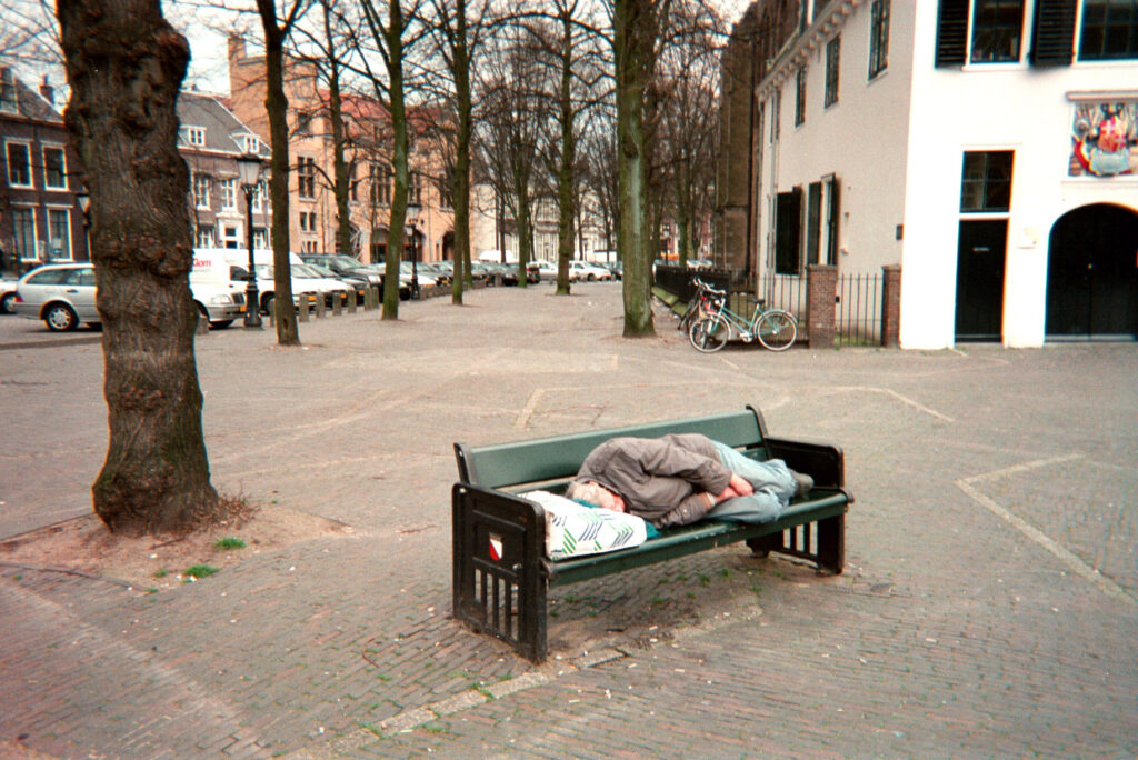 Buitenslaper op bankje